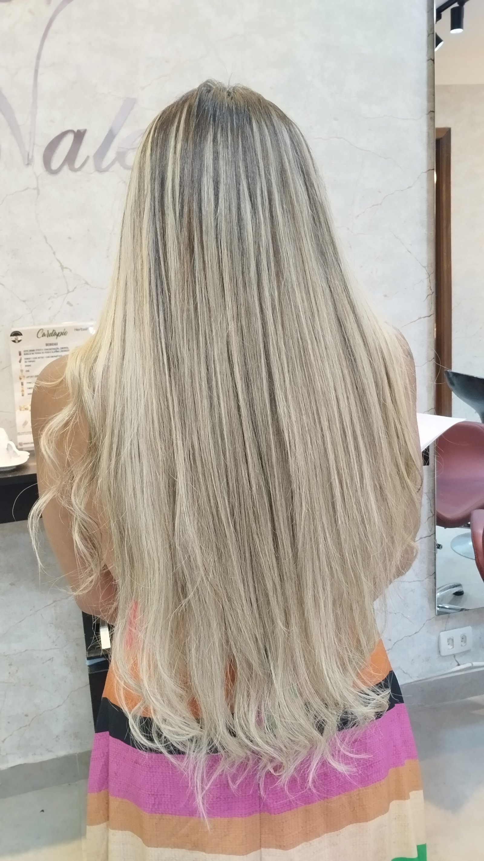 Depois: cabelo loiro com mais comprimento e volume após mega hair